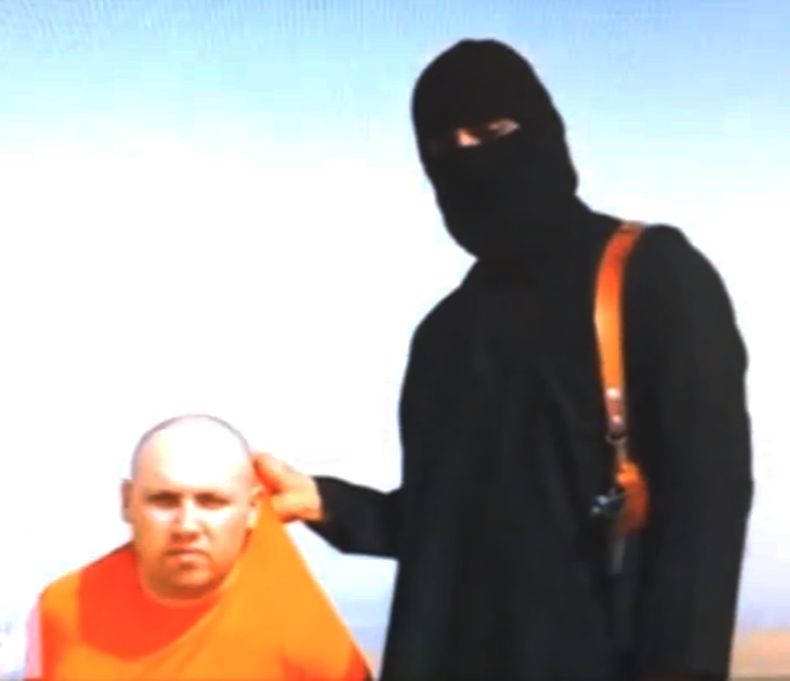 ARCHIVO - Una instant&aacute;nea tomada de un video sin fecha difundido por Estado Isl&aacute;mico el 19 de agosto de 2014 muestra al periodista estadounidense Steven Sotloff arrodillado junto a un miliciano. El EI difundi&oacute; el martes 2 de septiembr