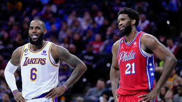 LeBron James, de los Lakers de Los Ángeles, y Joel Embiid, de los 76ers de Filadelfia, juegan durante un partido de baloncesto de la NBA, el viernes 9 de diciembre de 2022, en Filadelfia. (Foto AP/Matt Slocum, Archivo)