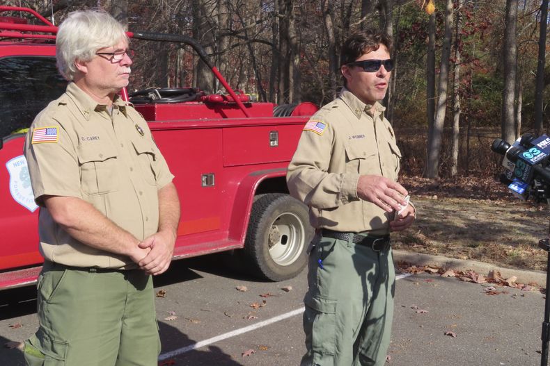 Deale Carey, izquierda, y Jeremy Webber, derecha, del Servicio Forestal de Incendios de Nueva Jersey, hablan en una conferencia de prensa sobre dos incendios forestales que los equipos combaten simultáneamente, el jueves 7 de noviembre de 2024, en Jackson, Nueva Jersey, en las condiciones más secas en casi 120 años. (AP Foto/Wayne Parry)