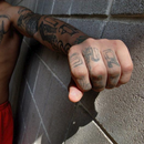 Le niegan residencia a hombre hispano en EEUU por el significado de sus tatuajes
