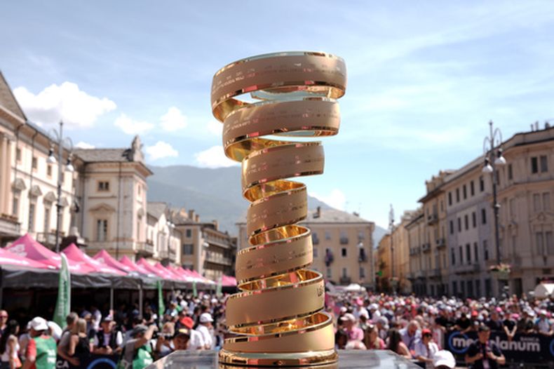 El trofeo del Giro de Italia se exhibe antes de la 14ª etapa de la carrera ciclista del Giro de Italia, de Aosta a Pila, Italia, el sábado 23 de mayo de 2026. (Massimo Paolone/LaPresse vía AP)