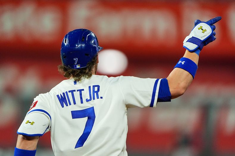 Bobby Witt Jr., de los Reales de Kansas Cotu. celebra tras conseguir un jonrón de tres carreras ante los Diamondbacks de Arizona, el miércoles 9 de septiembre de 2026 (AP Foto/Charlie Riedel)