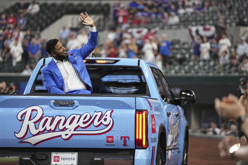 El venezolano Elvis Andrus agradece las ovaciones a su llegada para una ceremonia en que fue inducido al Salón de la Fama de los Rangers de TExas, el sábado 28 de junio de 2025 (AP Foto/Tony Gutiérrez)