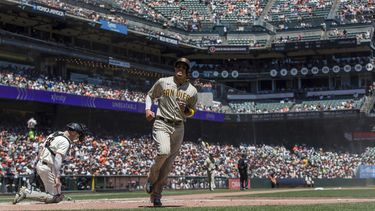 Machado brilla al bate y Padres completan barrida a Gigantes