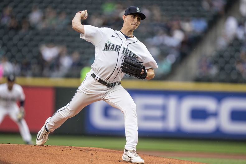 George Kirby, abridor de los Marineros de Seattle, lanza en el juego ante los Marlins de Miami, el martes 13 de junio de 2023 (AP Foto/Stephen Brashear)