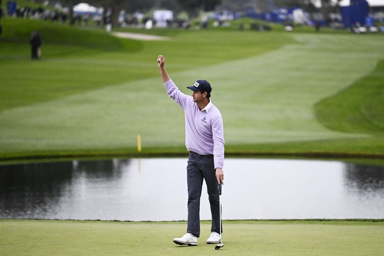 Harris English festeja tras ganar el Farmers Insurance Open en Torrey Pines, el sábado 25 de enero de 2025 (AP Foto/Denis Poroy)