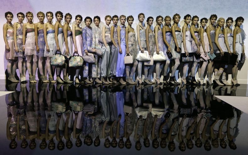 ARCHIVO - Modelos muestran creaciones para la colección Primavera-Verano 2014 de mujer de Emporio Armani, parte de la Semana de la Moda de Milán, presentada en Milán, Italia, el 20 de septiembre de 2013. (Foto AP/Luca Bruno, archivo)