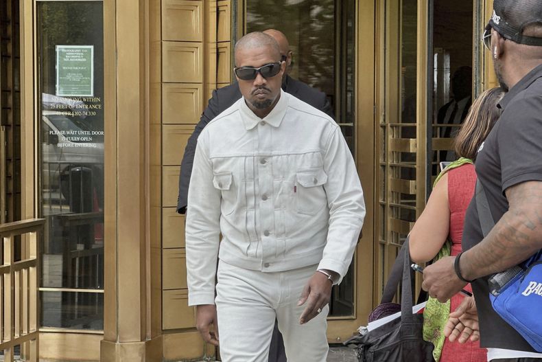 Ye, el rapero anteriormente conocido como Kanye West, sale del tribunal federal durante el juicio de Sean Diddy Combs en Nueva York, el viernes 13 de junio de 2025. (Foto AP/Michael R. Sisak)