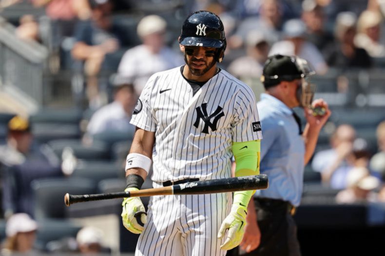 José Caballero, de los Yankees de Nueva York, reacciona tras ser ponchado en un turno al bate donde se le marcó una violación al reloj de pitcheo durante la sexta entrada del primer partido de una doble cartelera contra los Piratas de Pittsburgh, el miércoles 22 de julio de 2026, en Nueva York. (Foto AP/Adam Hunger)