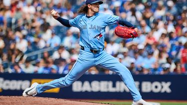 Kevin Gausman (34), de los Azulejos de Toronto, lanza contra los Cardenales de San Luis durante la primera entrada de un partido de béisbol en Toronto, el sábado 1 de agosto de 2026. (Sammy Kogan/The Canadian Press vía AP)