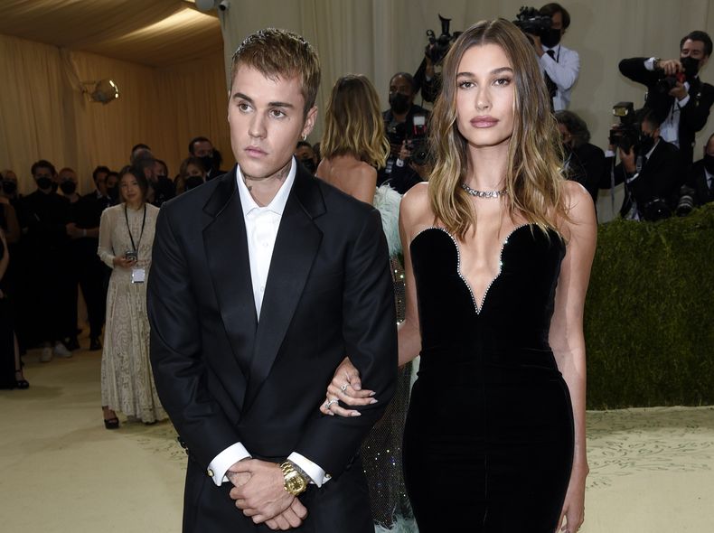 ARCHIVO - Justin Bieber, izquierda, y Hailey Bieber asisten a la gala de beneficencia del Instituto del Vestido del Museo Metropolitano de Arte el 13 de septiembre de 2021, en Nueva York. (Foto de Evan Agostini/Invision/AP, archivo)