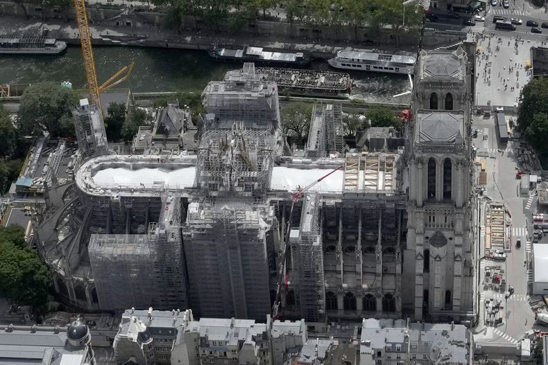 La catedral de Notre Dame de París después de que se instalara un enorme marco de roble, el martes 11 de julio de 2023 en París. Los paneles se volverán a montar en la parte superior de Notre Dame para reemplazar el techo que las llamas convirtieron en cenizas en 2019. (Foto AP/Christophe Ena)