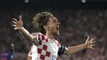 El volante croata Luka Modric celebra tras marcar el cuarto gol en la victoria 4-2 ante Holanda en las semifinales de la Liga de Naciones, el miércoles 14 de junio de 2023, en Rotterdam. (AP Foto/Patrick Post)