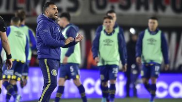 ARCHIVO - Carlos Tevez, técnico de Rosario Central, durante el partido contra River Plate, el 16 de octubre de 2022, en Buenos Aires. Tevez ha sido nombrado como el nuevo entrenador de Independiente en Argentina. (AP Foto/Gustavo Garello)