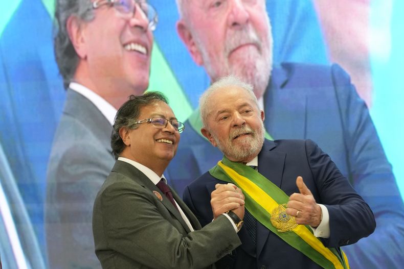 ARCHIVO - El presidente brasileño Luiz Inácio Lula da Silva, a la derecha, posa para la foto con su colega colombiano Gustavo Petro, en el Palacio de Planalto, en Brasilia, Brasil, el 1 de enero de 2023. (AP Foto/Eraldo Peres, Archivo)
