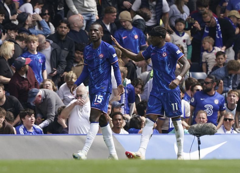 Nicolas Jackson (izquierda) celebra con Noni Madueke tras anotar un gol para Chelsea en el partido contra Everton en la Liga Premier, el sábado 26 de abril de 2025. (Jonathan Brady/PA vía AP)