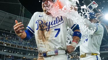 Bobby Witt Jr., de los Reales de Kansas City, es empapado con la hielera por Jac Caglianone, tras la victoria sobre los Mellizos de Minnesota, el martes 4 de agosto de 2026 (AP Foto/Charlie Riedel)