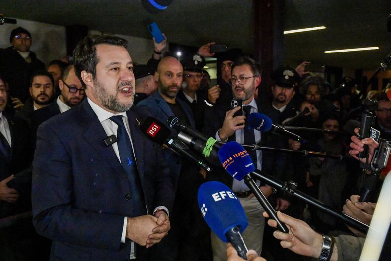 El viceprimer ministro italiano, Matteo Salvini, habla a la prensa al salir del tribunal judicial de Palermo, en Sicilia, Italia, el viernes 20 de diciembre de 2024, tras ser exonerado en un tribunal de primera instancia donde fue acusado de impedir durante 19 días el desembarco de 147 personas, incluidos menores, rescatadas en el mar por la ONG Open Arms en agosto de 2019.(AP Foto/Salvatore Cavalli)