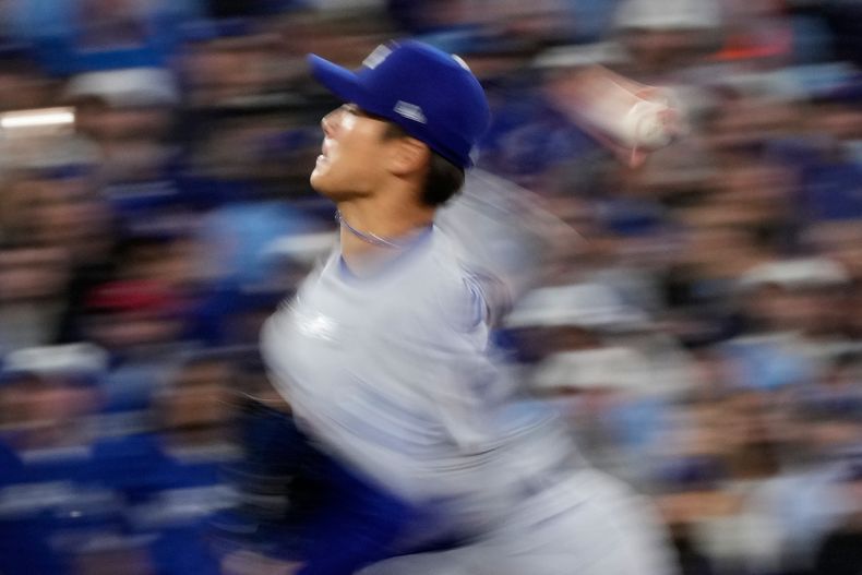 El pitcher de los Dodgers de Los Ángeles Yoshinobu Yamamoto lanza en la segunda entrada del segundo encuentro de la Serie Mundial ante los Azulejos de Toronto el sábado 25 de octubre del 2025. (AP Foto/Brynn Anderson)