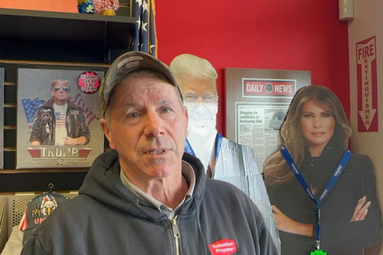 Paul Bonner, de 67 años, habla en la tienda Trump Store de Bensalem, Pensilvania, el lunes 5 de enero de 2026, mientras busca un cartel de Trump 2028. Al referirse a la incursión estadounidense que capturó al presidente de Venezuela, Bonner dijo que apoya a Trump hasta ahora. (AP Foto/Mike Catalini)