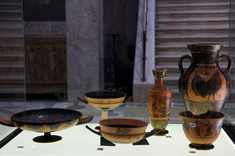 Antigüedades griegas que datan de los siglos VI y V a.C. se exhiben durante una ceremonia de repatriación en el Museo Arqueológico Nacional de Atenas, Grecia, el martes 13 de octubre de 2026, después de que Israel devolviera 22 artefactos extraídos ilegalmente de Grecia. (Foto AP/Thanassis Stavrakis)