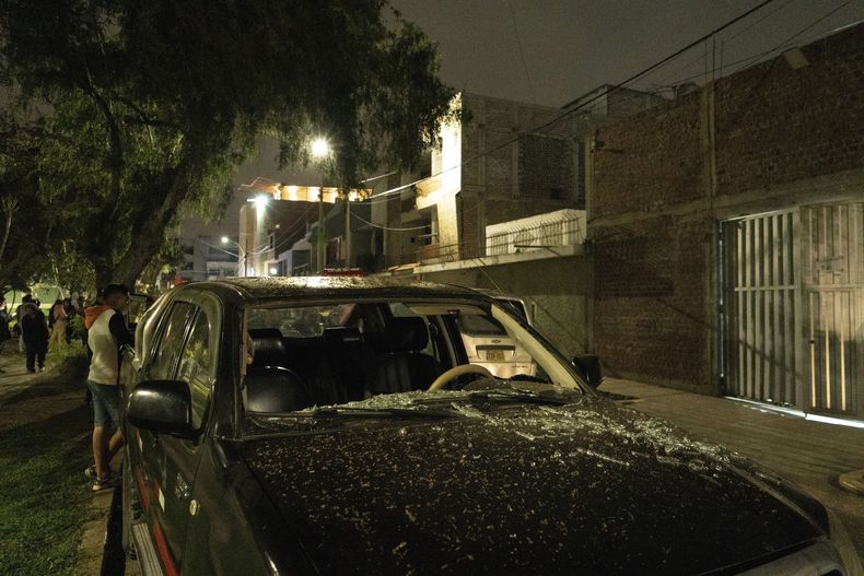 El parabrisas de un automóvil roto después de una explosión en Trujillo, Perú, la madrugada del viernes 5 de septiembre de 2025. (AP Foto/Gabriel Romero)