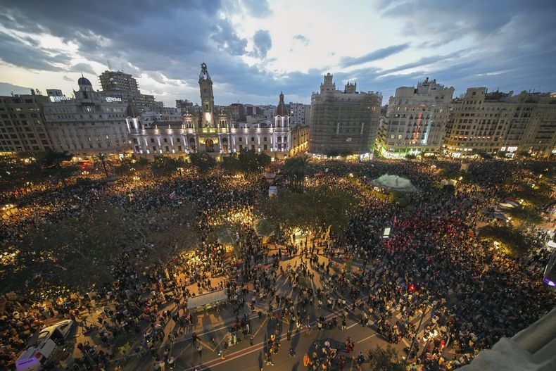 Miles de manifestantes se reúnen frente al ayuntamiento de Valencia, España, en protesta por la respuesta del gobierno regional a las catastróficas inundaciones, el sábado 9 de noviembre de 2024. (AP Foto/Emilio Morenatti)