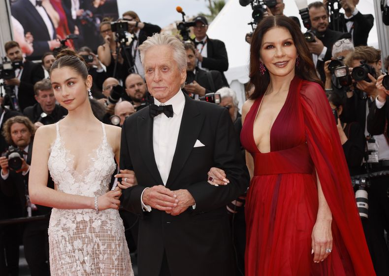 Carys Zeta Douglas, de izquierda a derecha, Michael Douglas y Catherine Zeta-Jones posan a su llegada a la ceremonia de apertura y al estreno de la película Jeanne du Barry en la 76a edición del festival internacional de cine de Cannes, en el sur de Francia, el martes 16 de mayo de 2023. (Foto Joel C Ryan/Invision/AP)