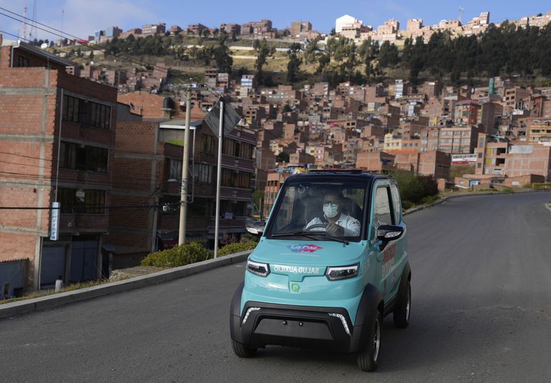 El doctor Carlos Ortuno en el vehículo eléctrico en La Paz, Bolivia, el 3 de mayo de 2023. (Foto AP /Juan Karita)