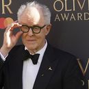 John Lithgow posa para los fotógrafos a su llegada a la ceremonia de los Premios Olivier, el domingo 6 de abril de 2025, en Londres. (Foto de Alberto Pezzali/Invision/AP)