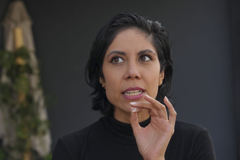 La crítica de cine mexicana Gaby Meza habla sobre la película Emilia Pérez durante una entrevista en la Ciudad de México, el jueves 16 de enero de 2025. (Foto AP/Marco Ugarte)