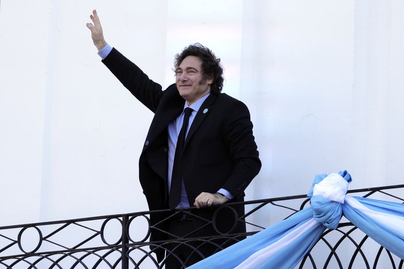 El presidente argentino Javier Milei saluda durante una ceremonia para celebrar el 214 aniversario de la Revolución de Mayo, el comienzo de la independencia del país de España, en Córdoba, Argentina, el sábado 25 de mayo de 2024. Fiscal argentino abre primera investigación por corrupción en un ministerio de Milei el 5 de junio de 2024. (AP Foto/Nicolás Aguilera)
