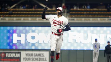 El puertorriqueño Carlos Correa recorre las bases tras conectar un jonrón por los Mellizos de Minnesota ante los Reales de Kansas City, el jueves 27 de abril de 2023 (AP Foto/Bruce Kluckhohn)