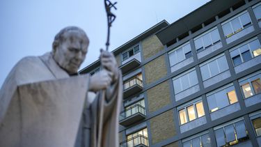 En la imagen, una estatua de mármol del fallecido papa Juan Pablo II, delante del policlínico Agostino Gemelli, en Roma, el 15 de febrero de 2025. El papa Francisco fue hospitalizado en el centro en la víspera tras el empeoramiento de la bronquitis que padece. (AP Foto/Gregorio Borgia)