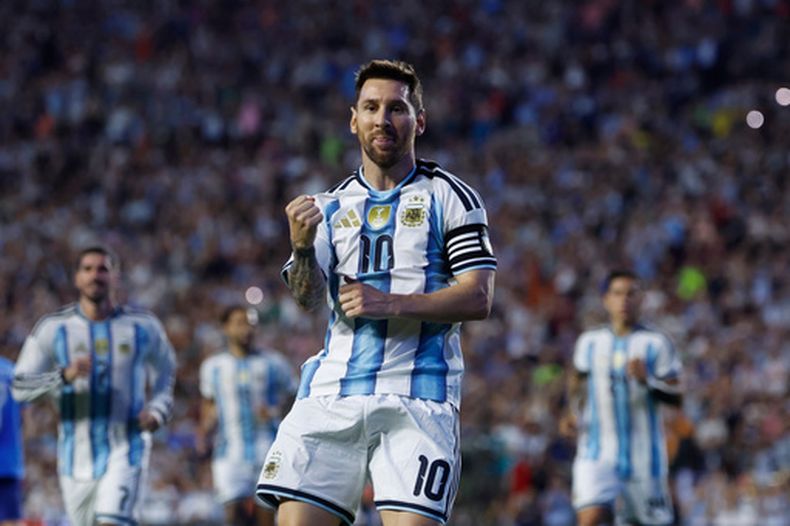 El capitán de Argentina, Lionel Messi, festeja tras convertir de penal en un amistoso ante Islandia el martes 9 de junio, 2026, en Auburn, Alabama. (AP Foto/Butch Dill)
