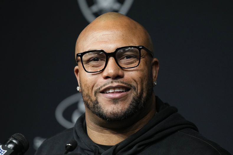 En foto del 7 de enero del 2024, el entrenador interino de los Raiders de Las Vegas Antonio Pierce habla con los reporteros tras el juego ante los Broncos de Denver. (AP Foto/John Locher)