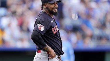 ARCHIVO - El lanzador relevista de los Guardianes de Cleveland, Emmanuel Clase, reacciona después de un juego contra los Reales de Kansas City, el 2 de septiembre de 2024, en Kansas City, Missouri. (AP Foto/Charlie Riedel, Archivo)