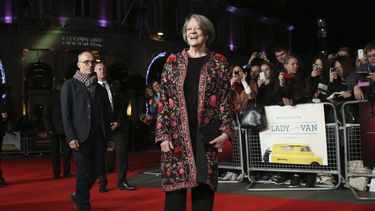 ARCHIVO - Maggie Smith en el estreno de la película The Lady In The Van, en el festival de cine de Londres en Londres el 13 de octubre de 2015. Smith, que ganó un Oscar por The Prime of Miss Jean Brodie en 1969 además de destacar en los filmes de Harry Potter y la serie Downton Abbey ha fallecido a los 89 años. (Foto Joel Ryan/Invision/AP, File)