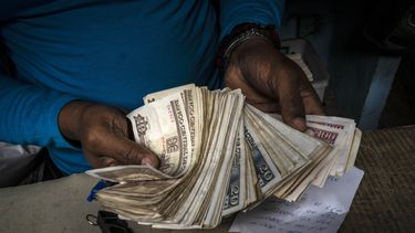 AP Explica: Por qué Cuba quintuplicó la tasa del dólar