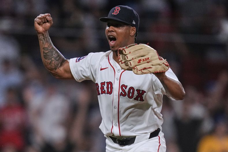 El lanzador de los Medias Rojas de Boston, Brayan Bello, celebra después de conseguir la victoria, lanzando un juego completo contra los Rockies de Colorado tras un partido de béisbol en Fenway Park, el martes 8 de julio de 2025, en Boston. (AP Photo/Charles Krupa)