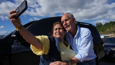 El candidato presidencial Nasry Asfura, del Partido Nacional, posa para una selfie al llegar a la sede de su partido en Tegucigalpa, Honduras, el miércoles 10 de diciembre de 2025. (Foto AP/Moisés Castillo)