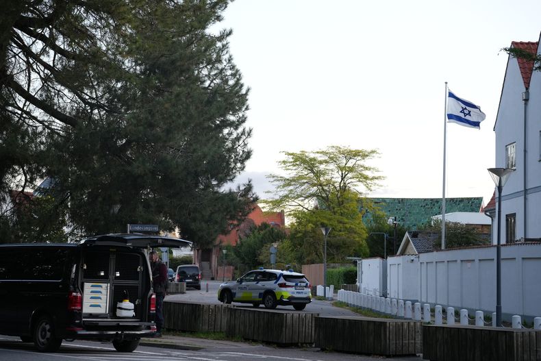 Un vehículo policial se ve junto a la embajada israelí en Copenhague, mientras la policía investiga dos explosiones cerca del lugar, el miércoles 2 de octubre de 2024. (Emil Helms/Ritzau Scanpix via AP)
