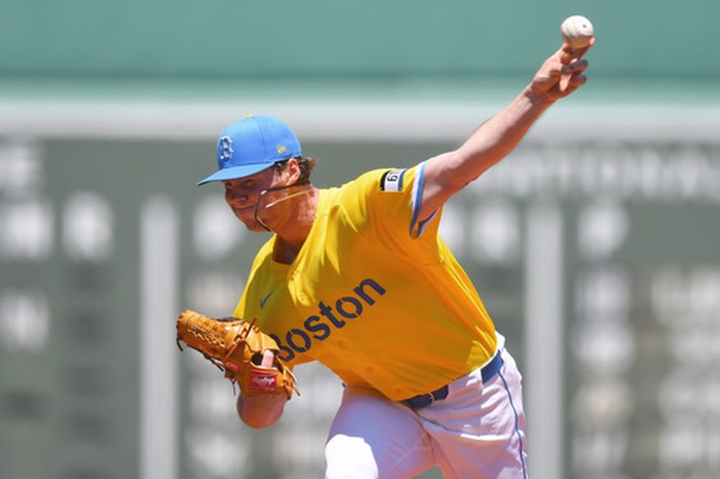 El lanzador de los Medias Rojas de Boston, Jake Bennett, realiza un lanzamiento hacia un bateador de los Yankees de Nueva York durante la primera entrada de un partido de béisbol, el sábado 27 de junio de 2026, en Boston. (Foto AP/Steven Senne)