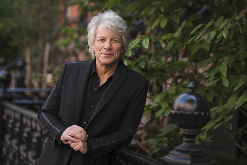 ARCHIVO - Jon Bon Jovi posa para un retrato en Nueva York, el 23 de septiembre de 2020, para promover su álbum 2020. (Foto Drew Gurian/Invision/AP, archivo)