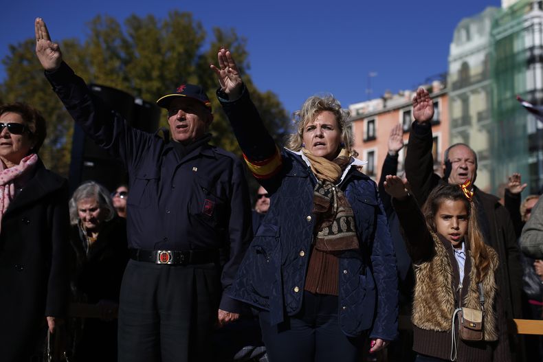 ATENCION EDITORES: LA LEY ESPA&Ntilde;OLA EXIGE QUE LOS ROSTROS DE MENORES SEAN OCULTADOS EN AQUELLAS FOTOGRAF&Iacute;AS QUE SEAN INCORPORADAS A PUBLICACIONES DENTRO DE ESPA&Ntilde;A. Fascistas y simpatizantes de la extrema derecha hacen el saludo fascist