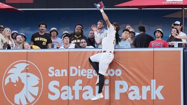 El dominicano Fernando Tatis Jr., de los Padres de San Diego, atrapa un elevado de su compatriota Rafael Devers, de los Gigantes de San Francisco, en el juego del jueves 30 de julio de 2026 (AP Foto/Gregory Bull)