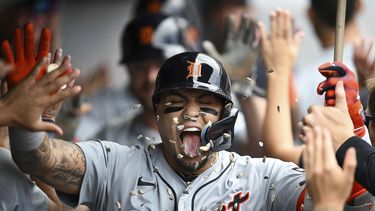 El boricua de los Tigres de Detroit Javier Báez celebra con sus compañeros su jonrón de tres carreras en la segunda entrada ante los Guardianes de Cleveland el jueves 25 de julio del 2024. (AP Foto/Nick Cammett)