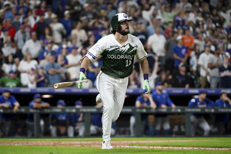Sam Hilliard suelta el bate tras conectar un jonrón en la novena entrada del juego del sábado 14 de septiembre de 2024, ante los Cachorros de Chicago (AP Foto/Geneva Heffernan)