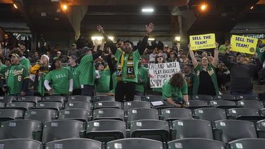 Fanáticos de los Atléticos de Oakland protestan contra la potencial mudanza del equipo a Las Vegas, durante el juego del viernes 28 de abril de 2023, ante los Rojos de Cincinnati (AP Foto/Jeff Chiu)