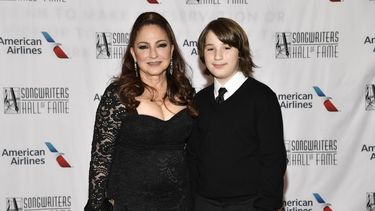Gloria Estefan y Sasha Estefan asisten a la 52da ceremonia de ingreso anual al Salón de la Fama de los Compositores, en el hotel New York Marriott Marquis, el 15 de junio de 2023, en Nueva York. (Foto de Evan Agostini/Invision/AP)